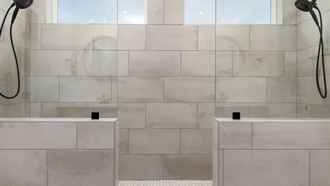 Tiled shower recess with tiled walls